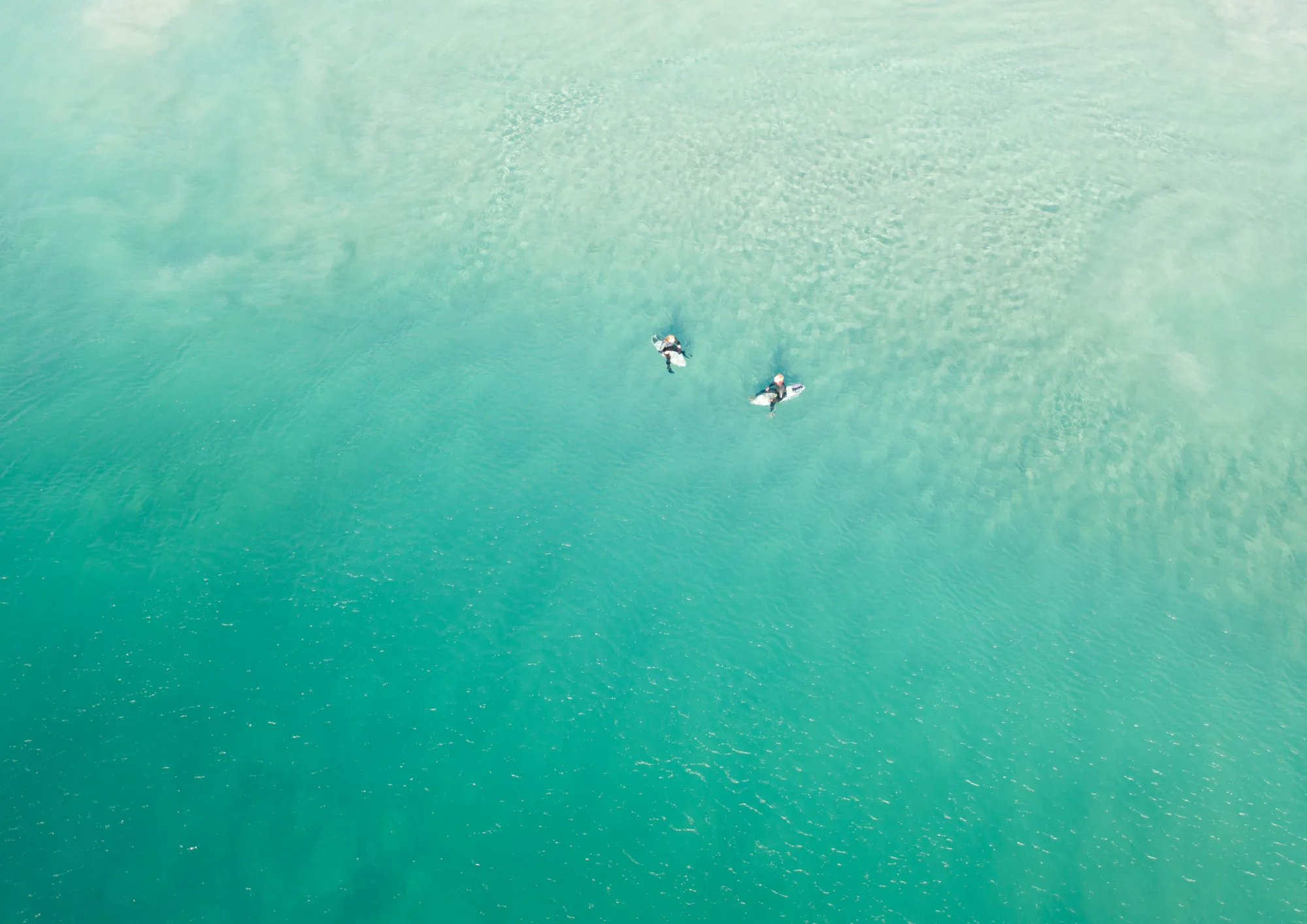 Playa de Fuerteventura con ambiente de surf