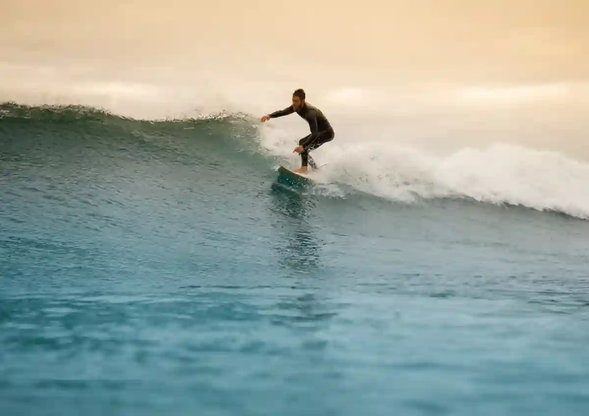 Surfista en una ola de Fuerteventura